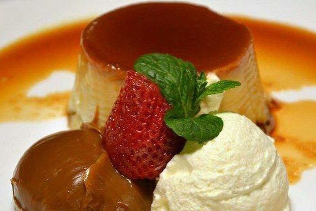 Flan casero con crema o dulce de leche